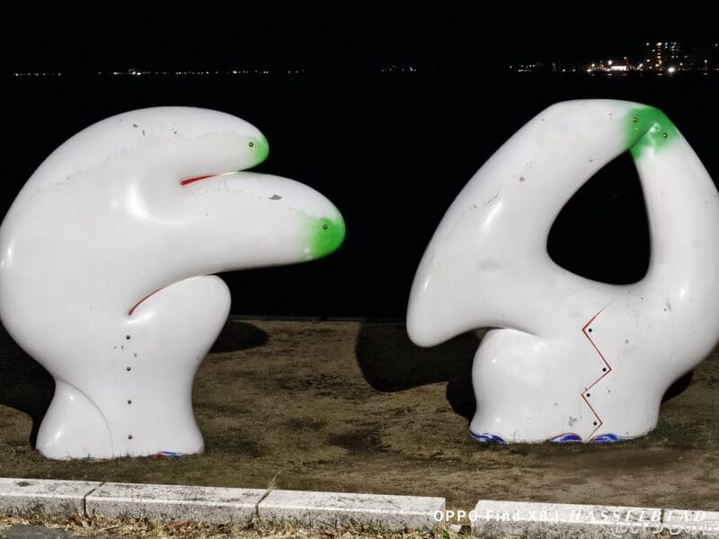 oppo find x8で白いオブジェを撮影した夜景写真 | モバイル比較レビュー.jp nubia Z70 Ultra カメラ OPPO Find X8で白いオブジェを撮影した夜景写真