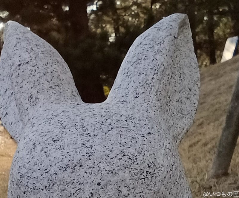 Galaxy A25 5G カメラ うさぎの銅像を自撮りした写真