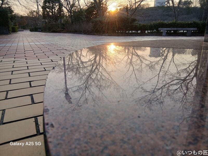 Galaxy A25 5G カメラ 低いアングルから街中を撮影した写真