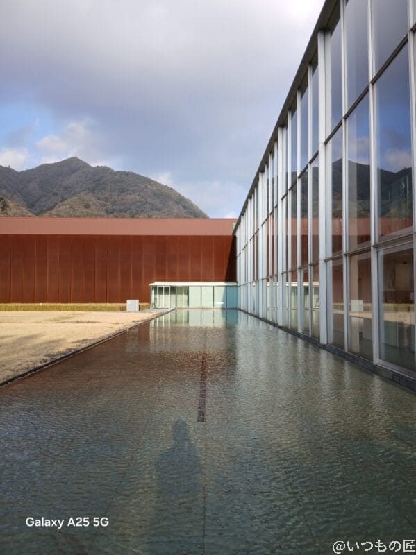 Galaxy A25 5G カメラ 屋外で撮影した建物の写真