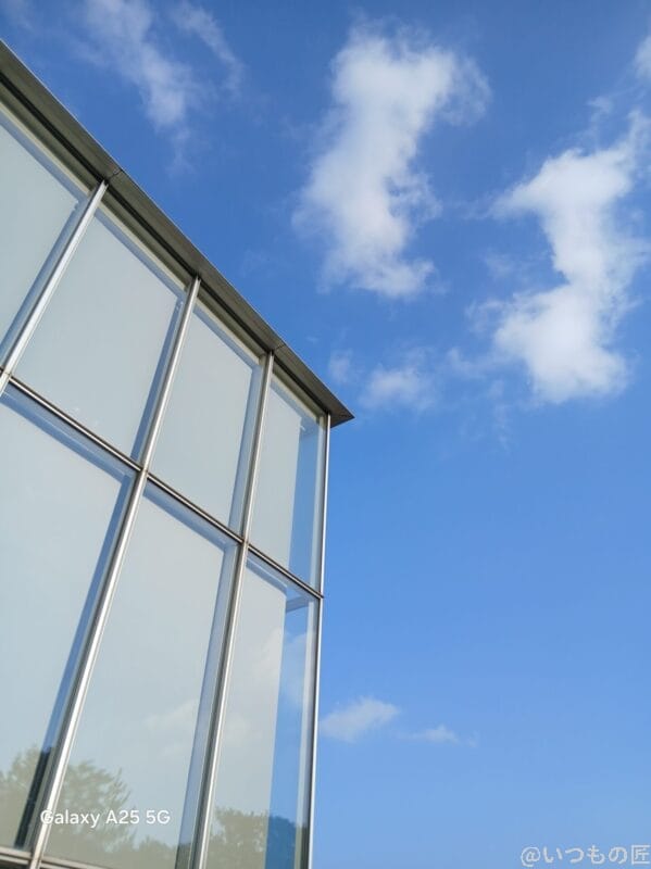 Galaxy A25 5G カメラ 晴天下で撮影したガラス張りの建物の写真