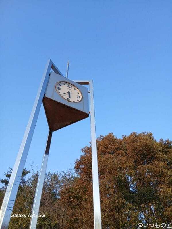 Galaxy A25 5G カメラ 晴天下にそびえたつ時計塔を撮影した写真