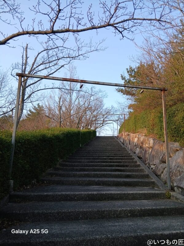 Galaxy A25 5G カメラ 夕暮れ時の石階段を撮影した写真