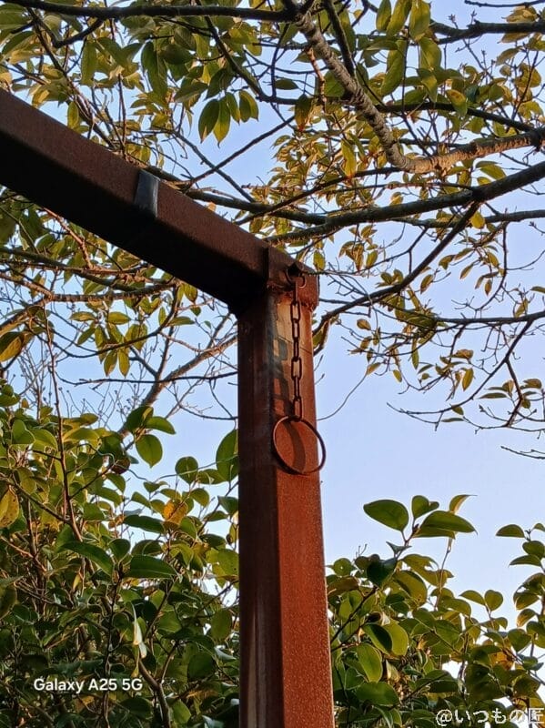 Galaxy A25 5G カメラ 錆びた鉄の鎖を撮影した写真