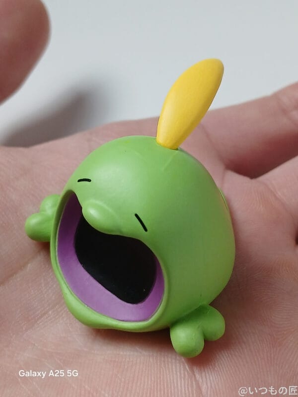 Galaxy A25 5G カメラ 手のひらの上のフィギュアをマクロ撮影した写真