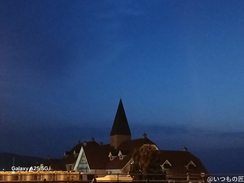 Galaxy A25 5G カメラ 教会を遠方から暗所撮影した写真