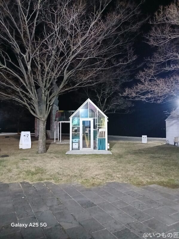 Galaxy A25 5G カメラ 暗所でガラス張りの小屋を撮影した写真