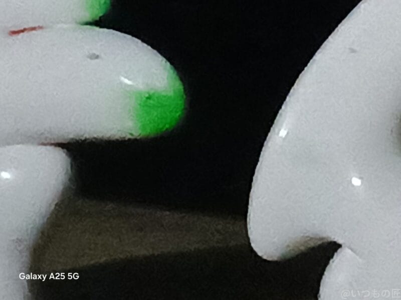 Galaxy A25 5G カメラ 暗所で白いオブジェを撮影した写真