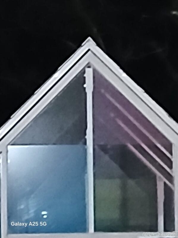 Galaxy A25 5G カメラ 暗所でガラス張りの小屋を撮影した写真