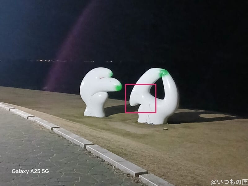 Galaxy A25 5G カメラ 白いオブジェをズーム撮影した夜景写真