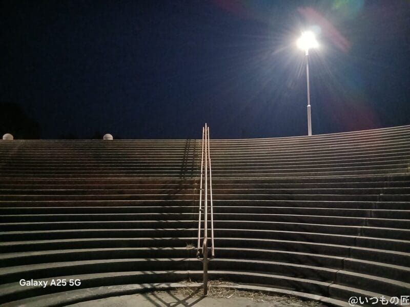 Galaxy A25 5G カメラ 屋外で石の階段を暗所撮影した写真