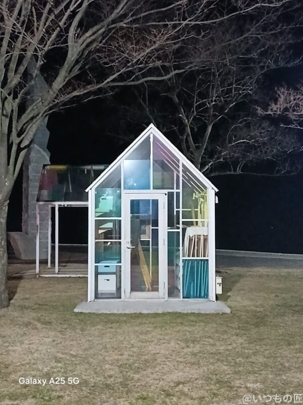 Galaxy A25 5G カメラ ガラス張りの小屋を撮影した夜景写真