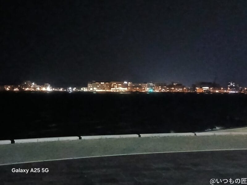 Galaxy A25 5G カメラ 夜間の海辺を撮影した写真