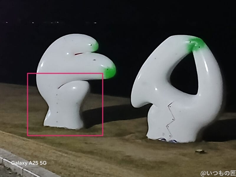 Galaxy A25 5G カメラ 白いオブジェをズーム撮影した夜景写真
