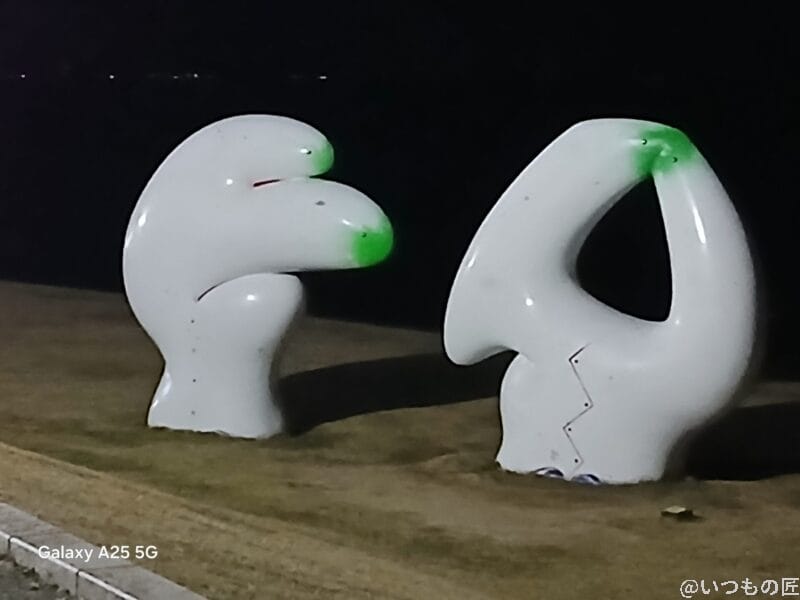 Galaxy A25 5G カメラ 暗所で白いオブジェを撮影した写真