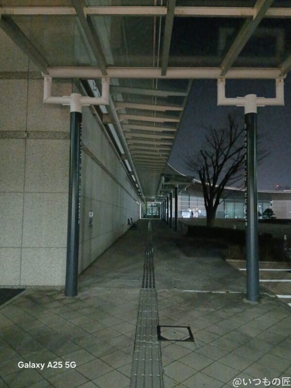 Galaxy A25 5G カメラ 建物の夜景写真