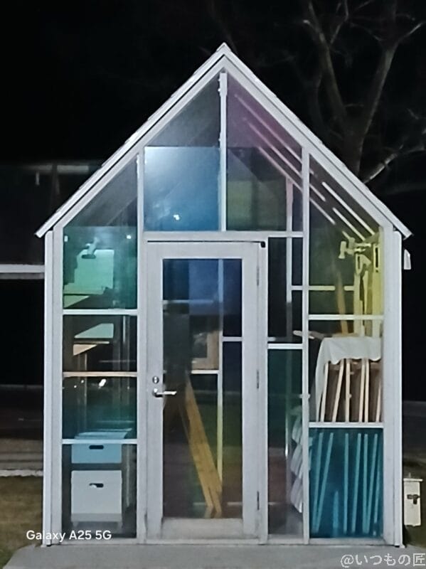 Galaxy A25 5G カメラ 暗所でガラス張りの小屋を撮影した写真