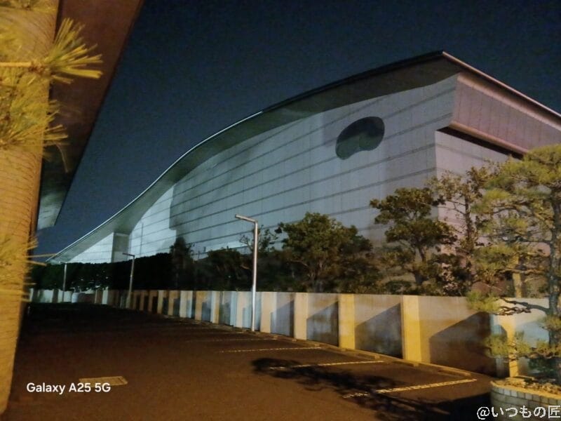 Galaxy A25 5G カメラ 建物の夜景写真