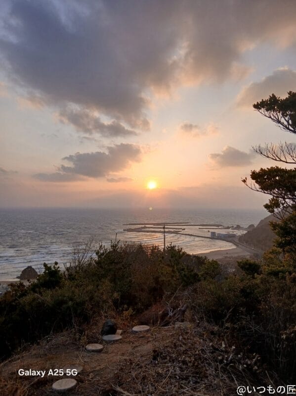 Galaxy A25 5G カメラ 夕陽に染まる海辺を撮影した写真