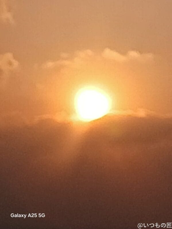Galaxy A25 5G カメラ 夕陽に染まる海辺を撮影した写真