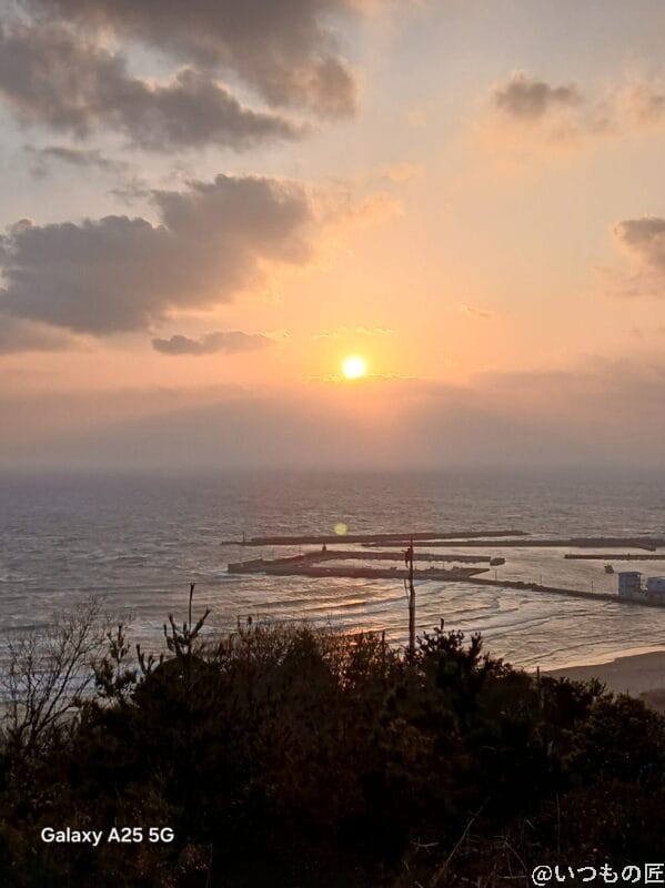 Galaxy A25 5G カメラ 夕陽に染まる海辺を撮影した写真