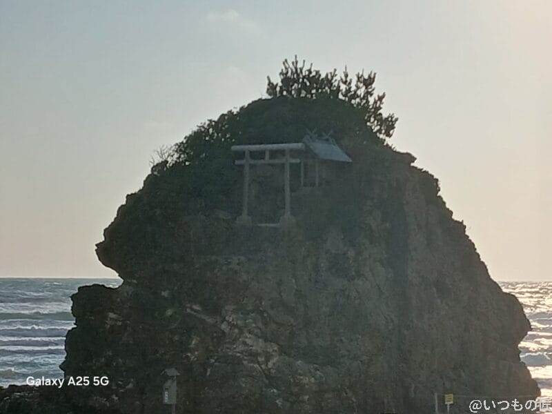 Galaxy A25 5G カメラ 夕暮れ時の浜辺の写真