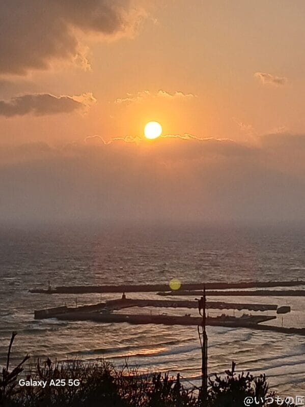 Galaxy A25 5G カメラ 夕陽に染まる海辺を撮影した写真