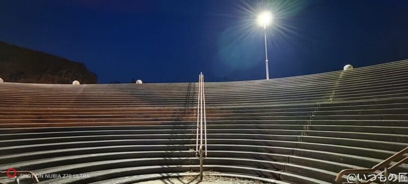 屋外の階段を暗所撮影した写真 | モバイル比較レビュー.jp nubia Z70 Ultra カメラ 屋外の階段を暗所撮影した写真