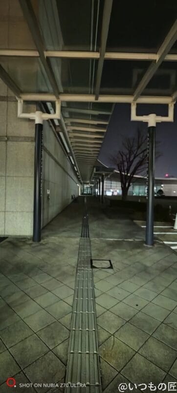 建物を暗所撮影した写真 | モバイル比較レビュー.jp nubia Z70 Ultra カメラ 建物を暗所撮影した写真