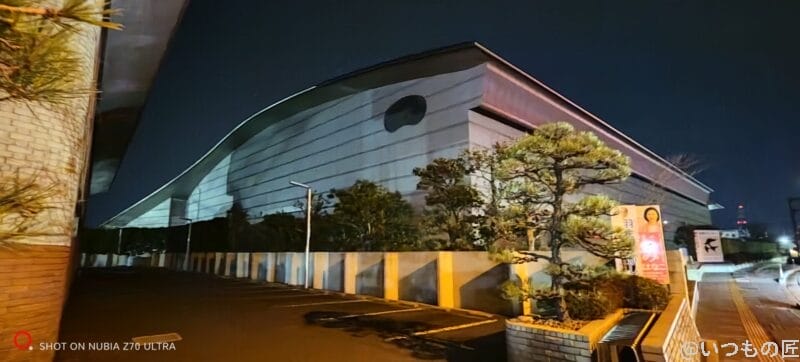 屋外で建物を暗所撮影した写真 | モバイル比較レビュー.jp nubia Z70 Ultra カメラ 屋外で建物を暗所撮影した写真