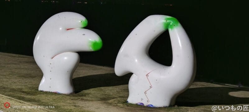 白いオブジェを撮影した夜景写真 | モバイル比較レビュー.jp nubia Z70 Ultra カメラ 白いオブジェを撮影した夜景写真