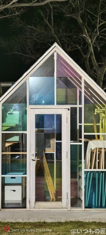 ガラス張りの小屋を撮影した夜間写真 | モバイル比較レビュー.jp nubia Z70 Ultra カメラ ガラス張りの小屋をズーム撮影した夜間写真