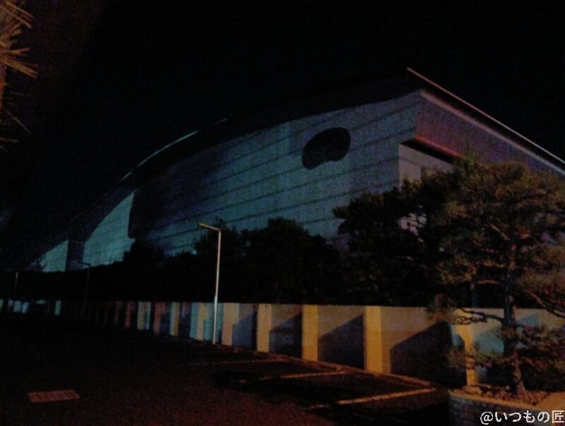 AQUOS wish5 カメラ 夜間に屋外で撮影した建物