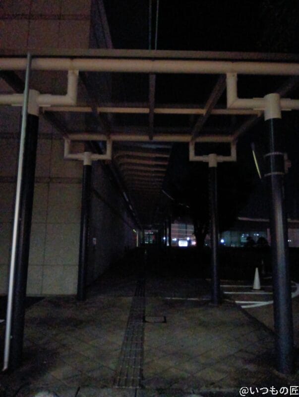 AQUOS wish5 カメラ 夜間の建物内部
