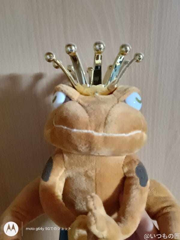 moto g66y 5G カメラ 王冠をかぶったカエルのぬいぐるみ