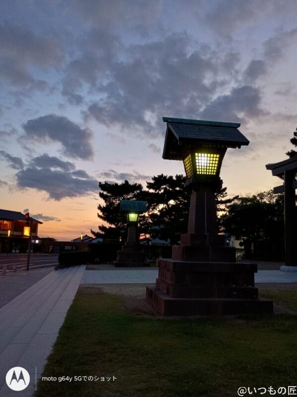 moto g66y 5G カメラ 夕暮れにたたずむ灯篭