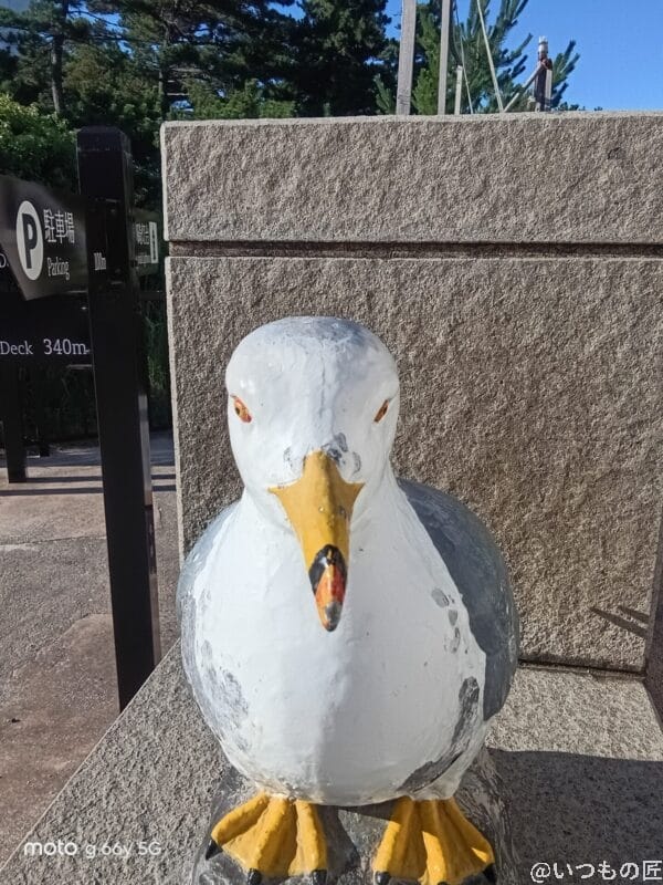 moto g66y 5G カメラ 屋外で自撮りした銅像