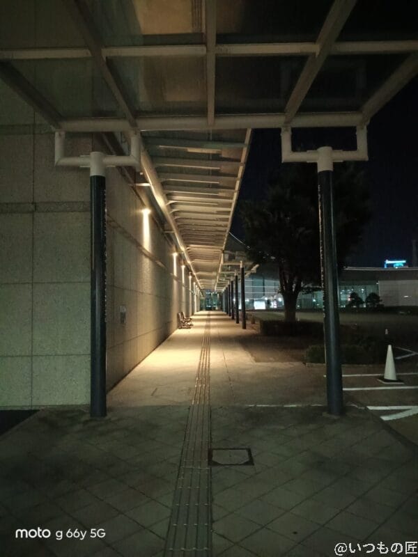 moto g66y 5G カメラ 夜の建物内部の様子