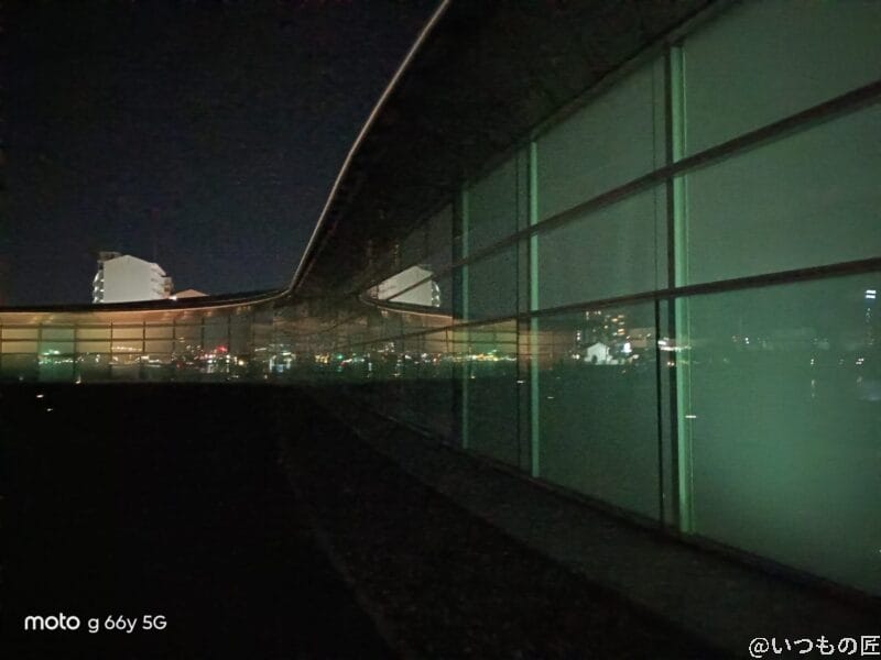 moto g66y 5G カメラ ガラス張りの建物内部を夜間撮影した写真