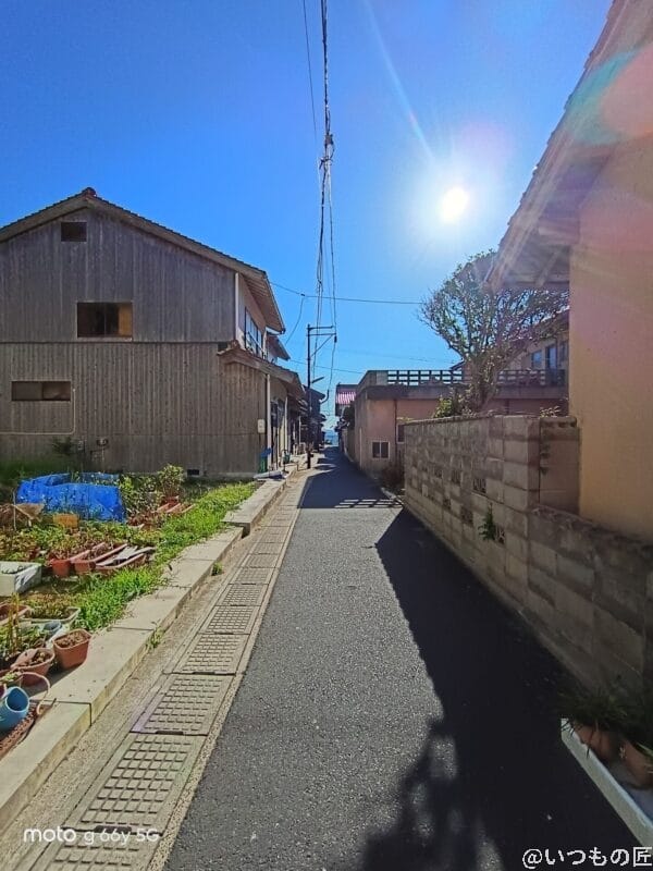 moto g66y 5G カメラ 逆光下の街並み