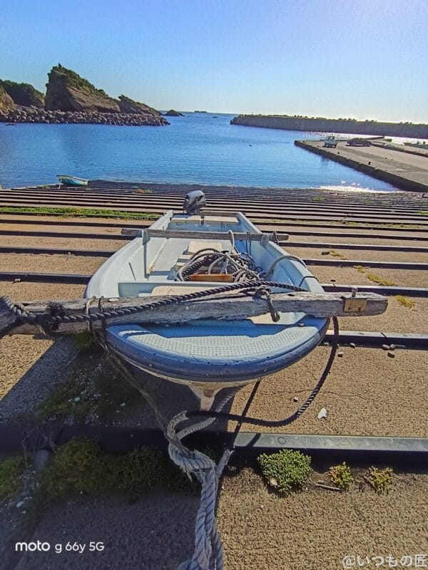 moto g66y 5G カメラ 海辺に置いてあるボート