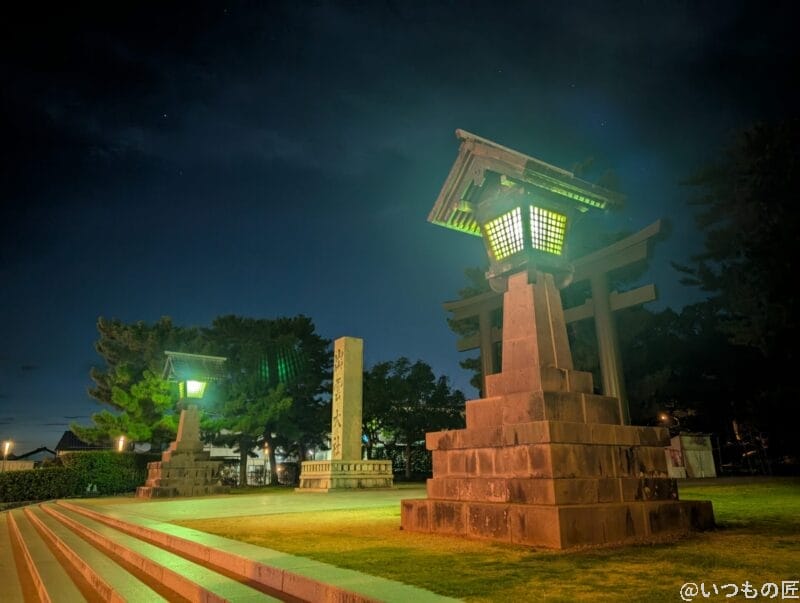 OPPO Reno14 5G カメラ 緑の光につつまれた石灯篭