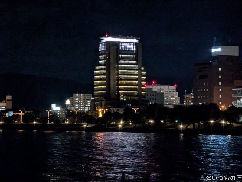 OPPO Reno14 5G カメラ 夜の海辺から見えるビル街