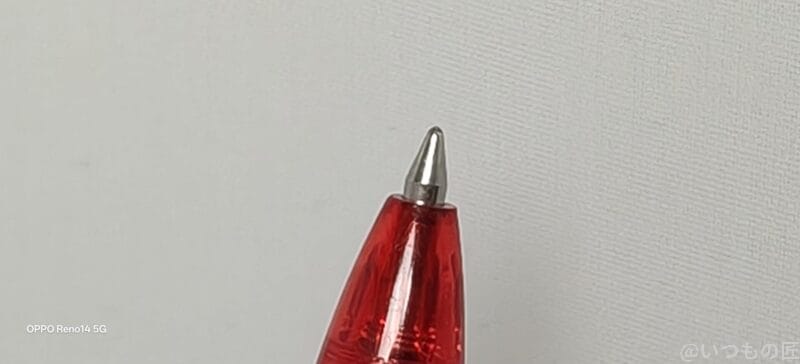 OPPO Reno14 5G カメラ 赤いボールペンの先端