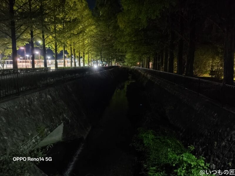 OPPO Reno14 5G カメラ 夜の遊歩道