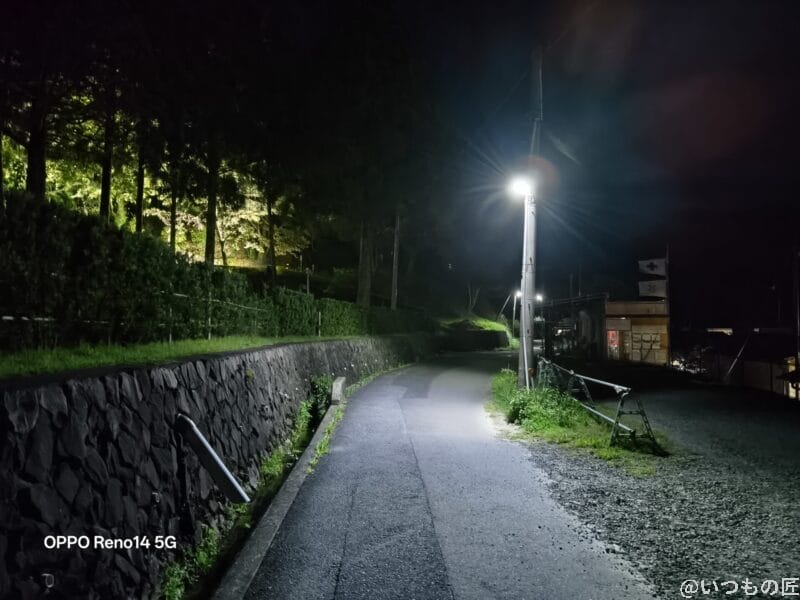 motorola edge 60s pro カメラ 夜の歩道をおさめた一枚