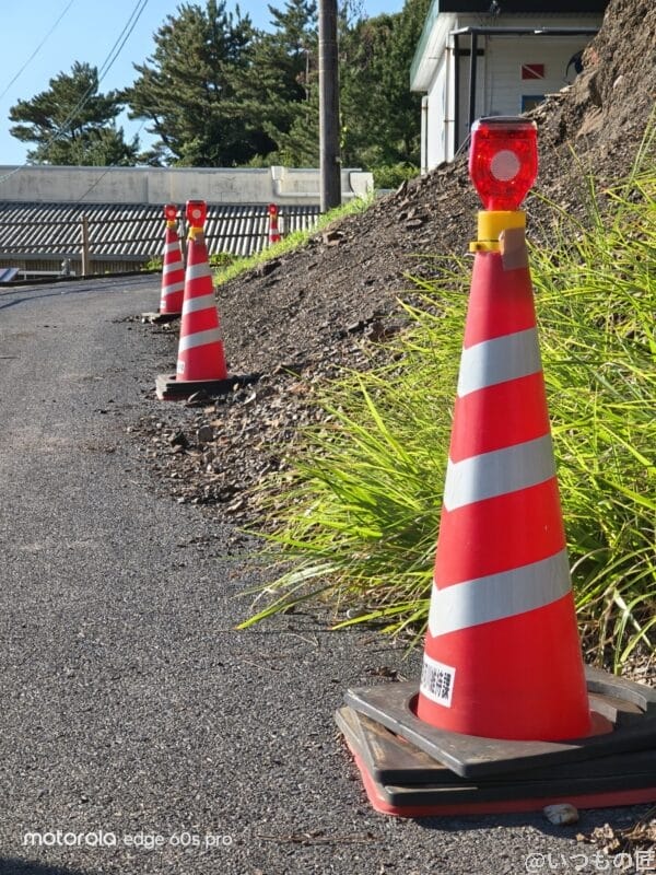 motorola edge 60s pro カメラ 道端に置かれた赤と白のポール