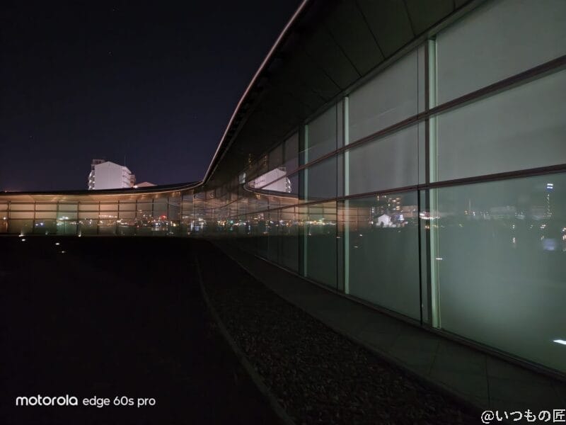 motorola edge 60s pro カメラ ガラス張りの建物内部