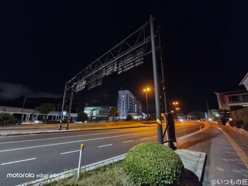 motorola edge 60s pro カメラ 夜の街並みの風景