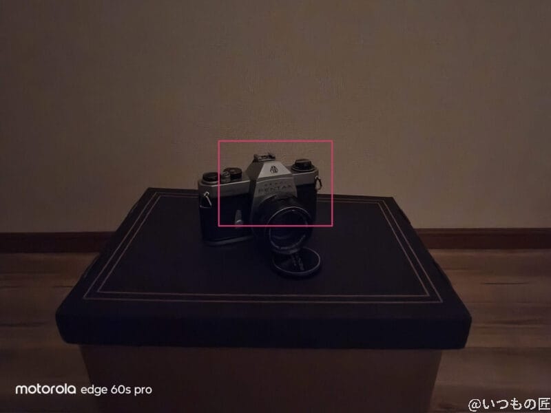 motorola edge 60s pro カメラ 暗所の屋内に置かれたフィルムカメラ